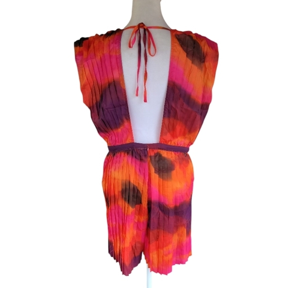 Pretty Little Things Pink Wave Print Pleated Shoulder Plunge Romper Size 12 NWT - Picture 6 of 9